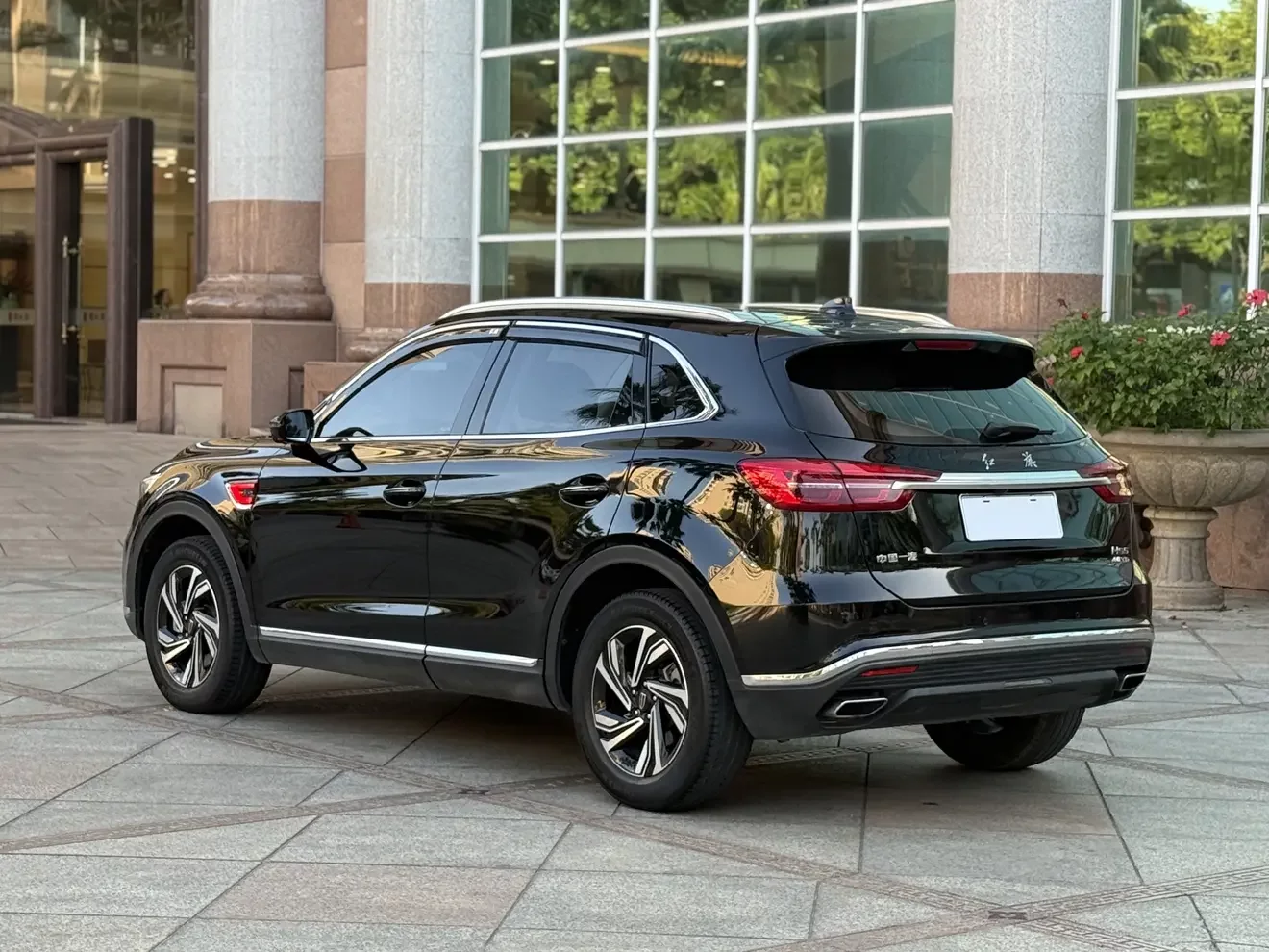 Hongqi HS5