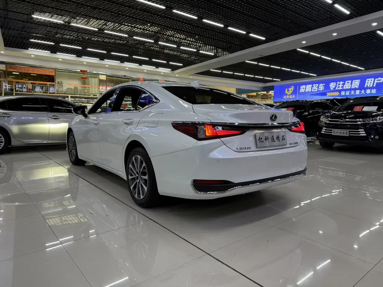Lexus ES