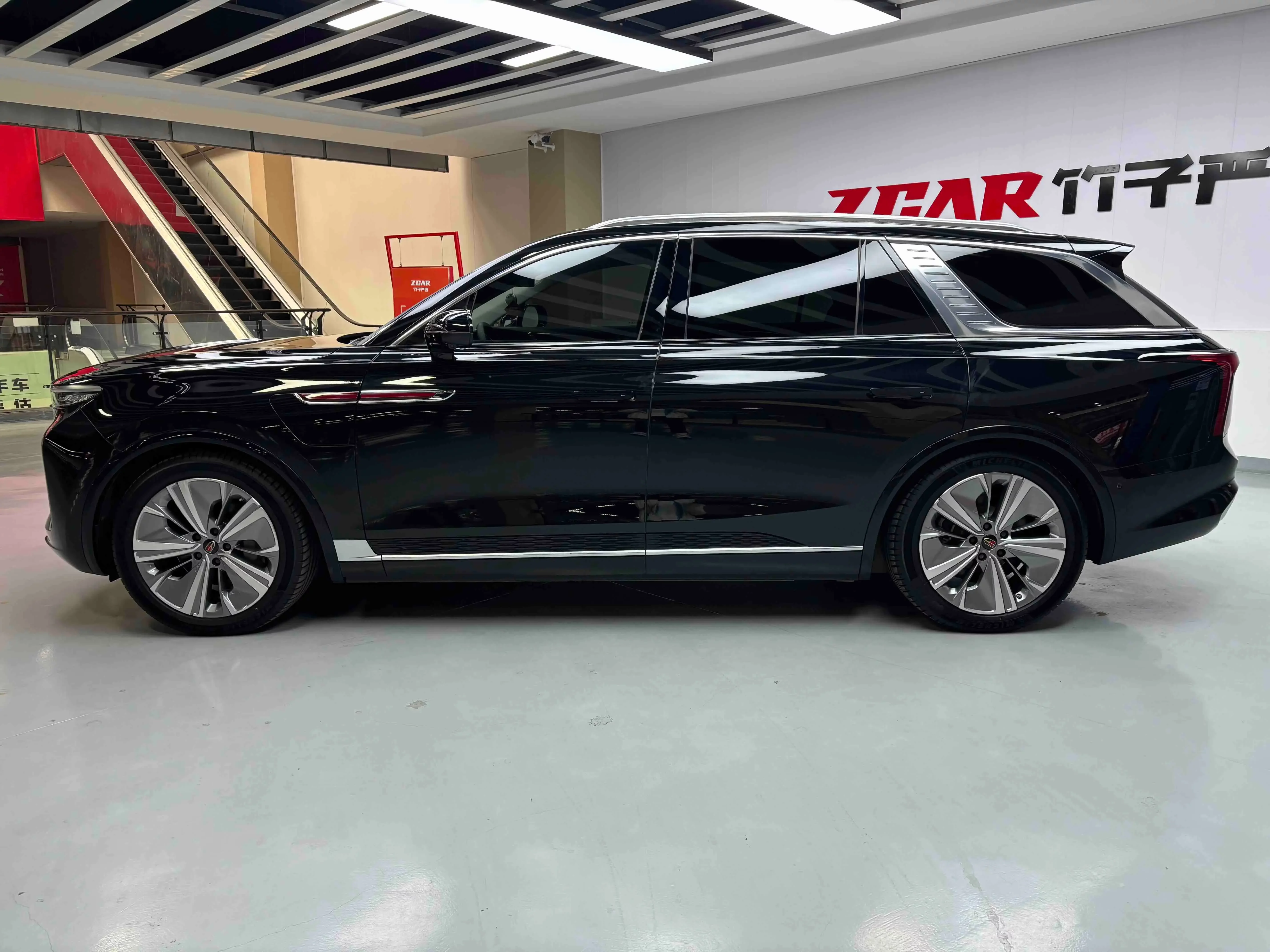 Hongqi E-HS9