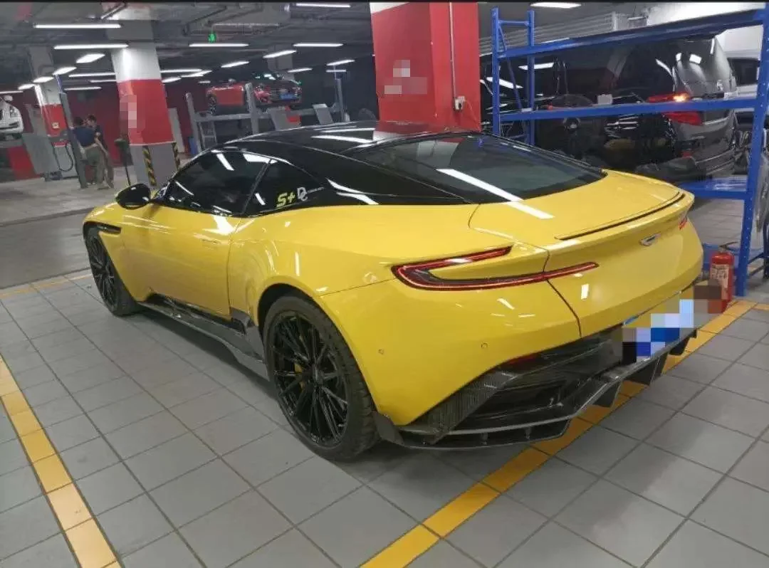 Aston Martin DB11