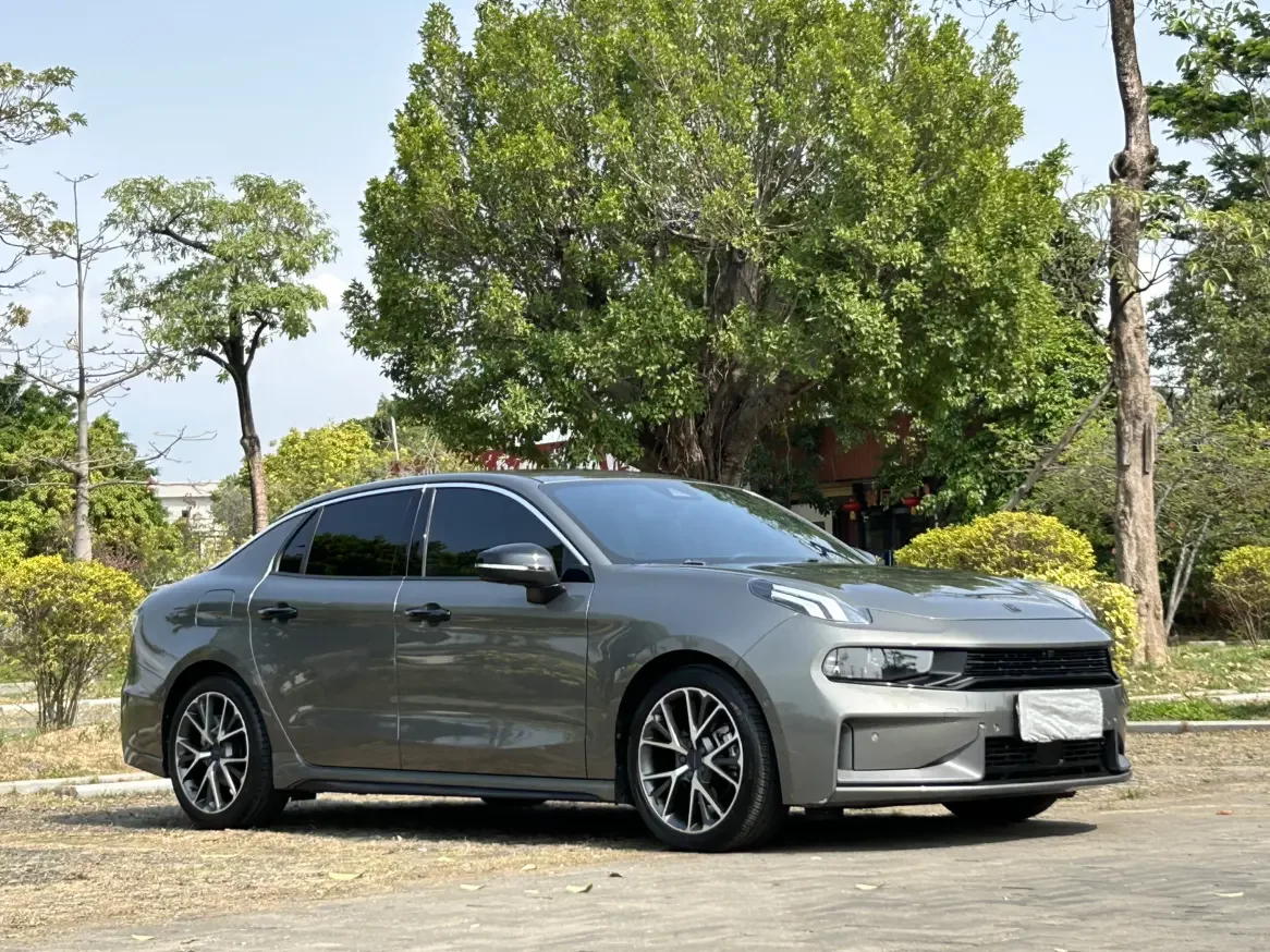 Lynk & Co 03