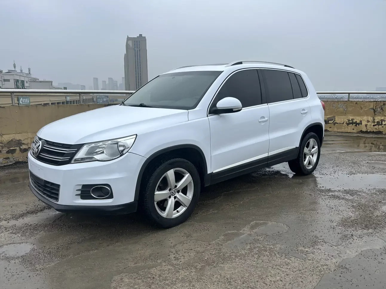 Volkswagen Tiguan (Tharu)