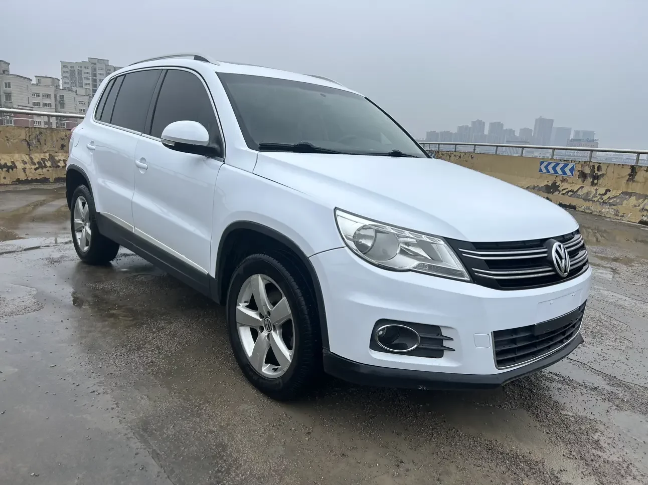 Volkswagen Tiguan (Tharu)