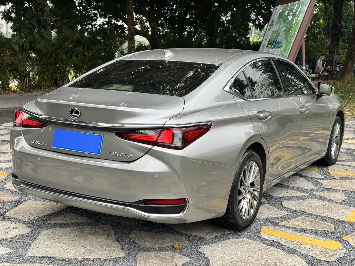 Lexus ES