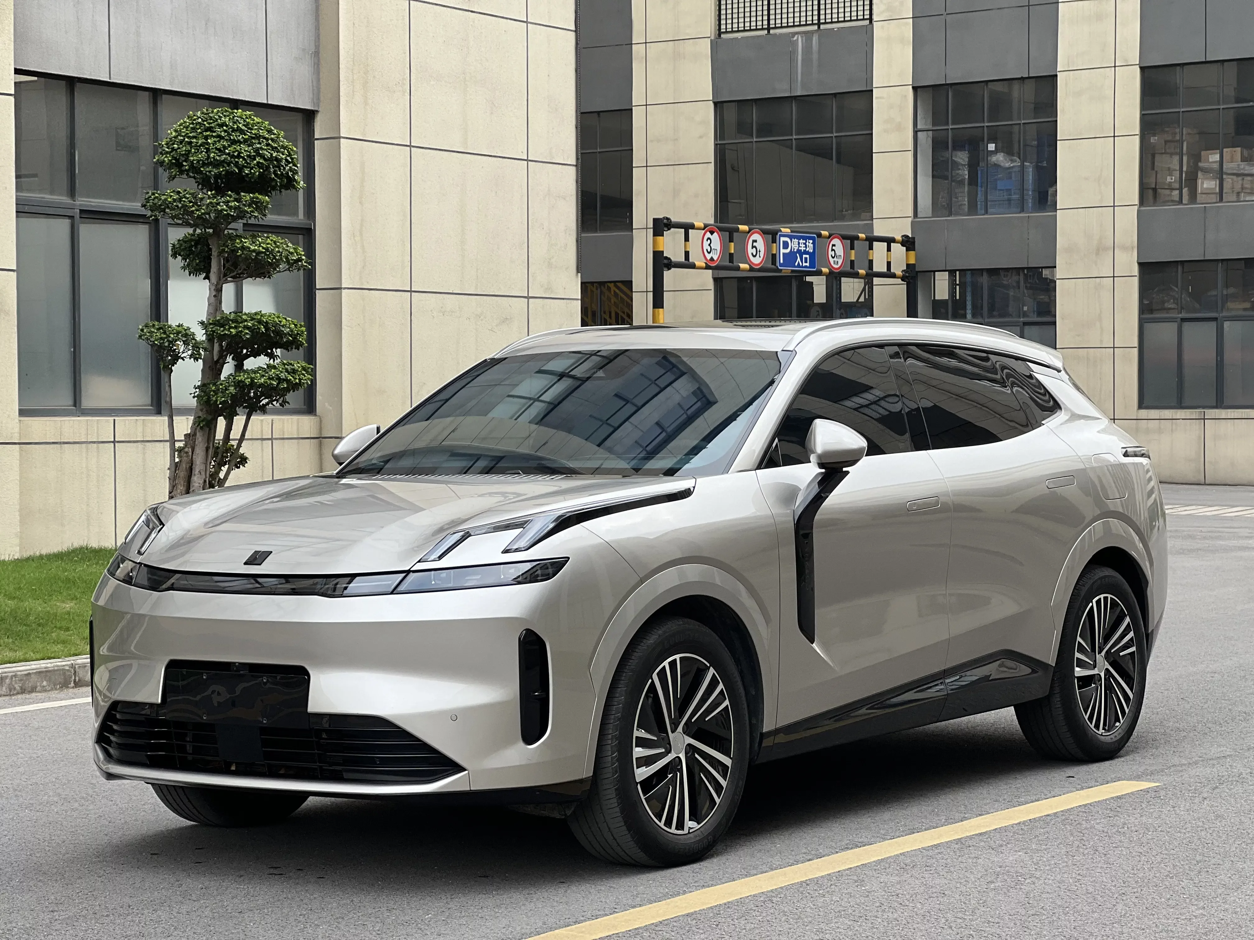 Lynk & Co 08 EM-P