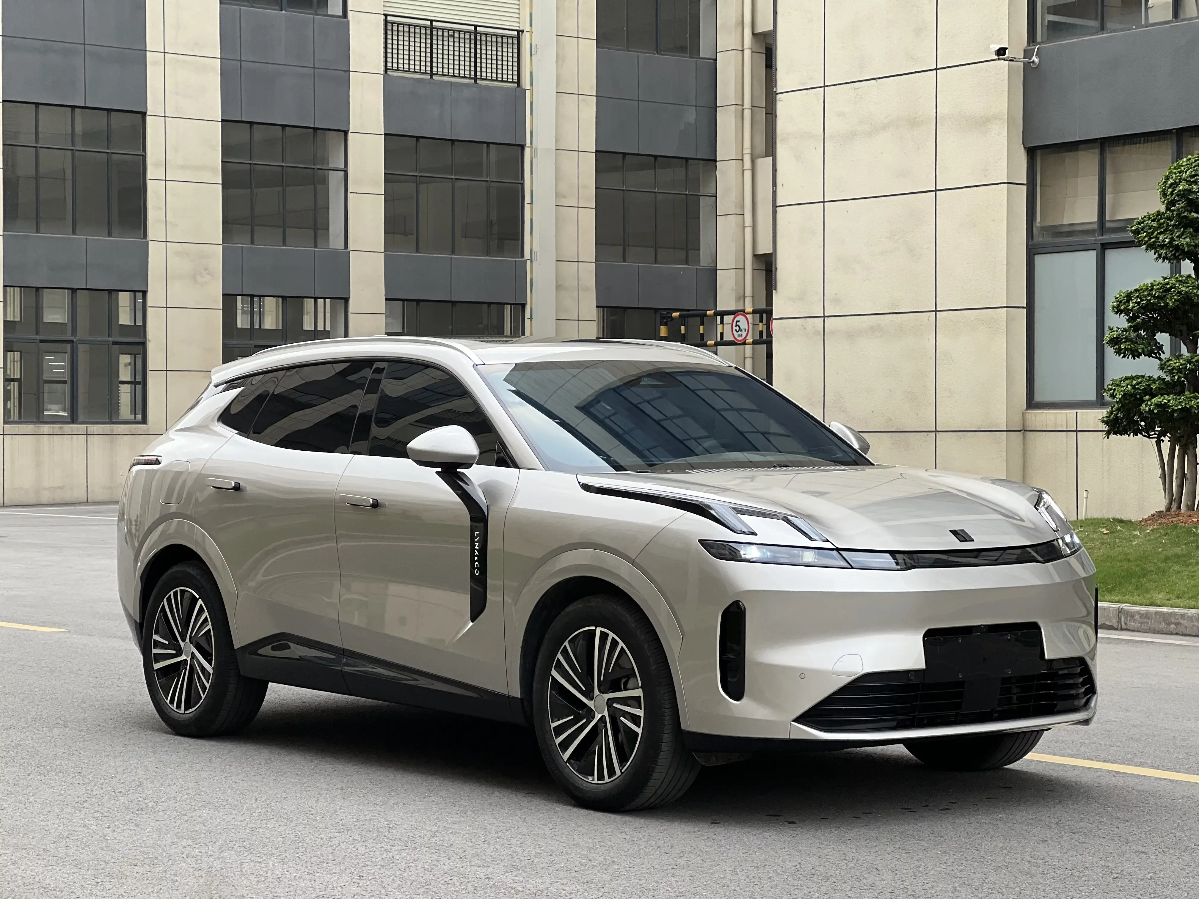 Lynk & Co 08 EM-P