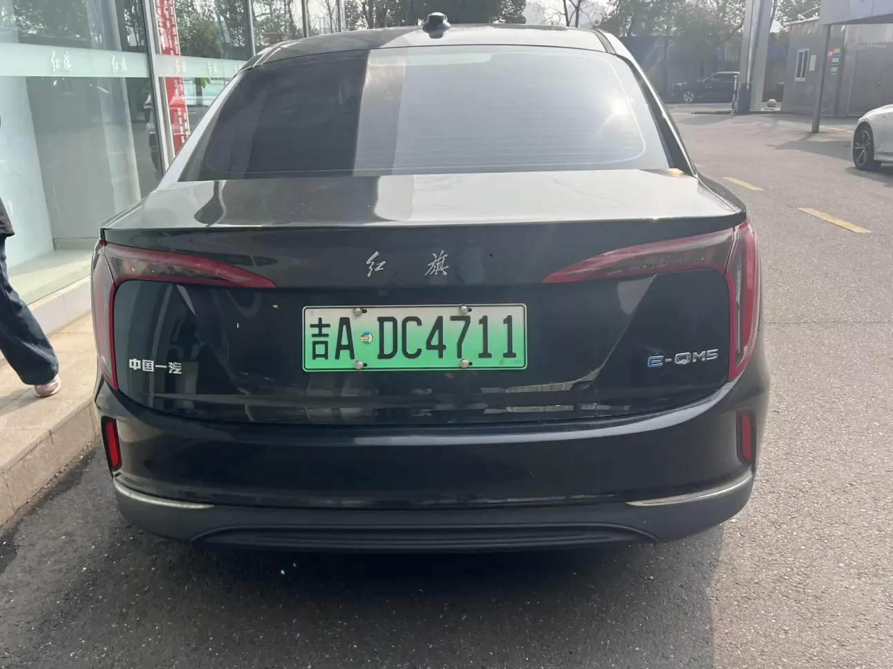 Hongqi E-QM5