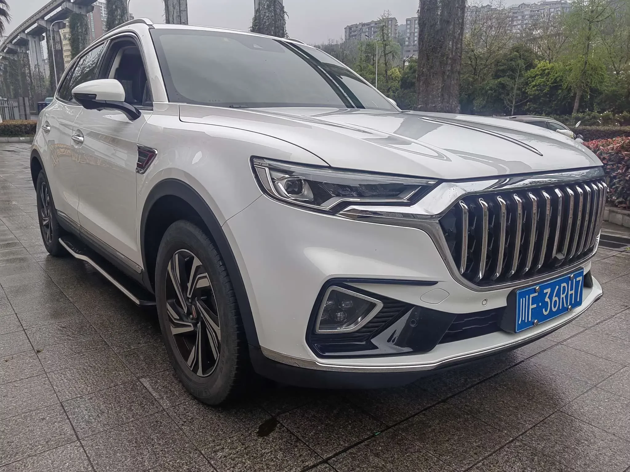 Hongqi HS5