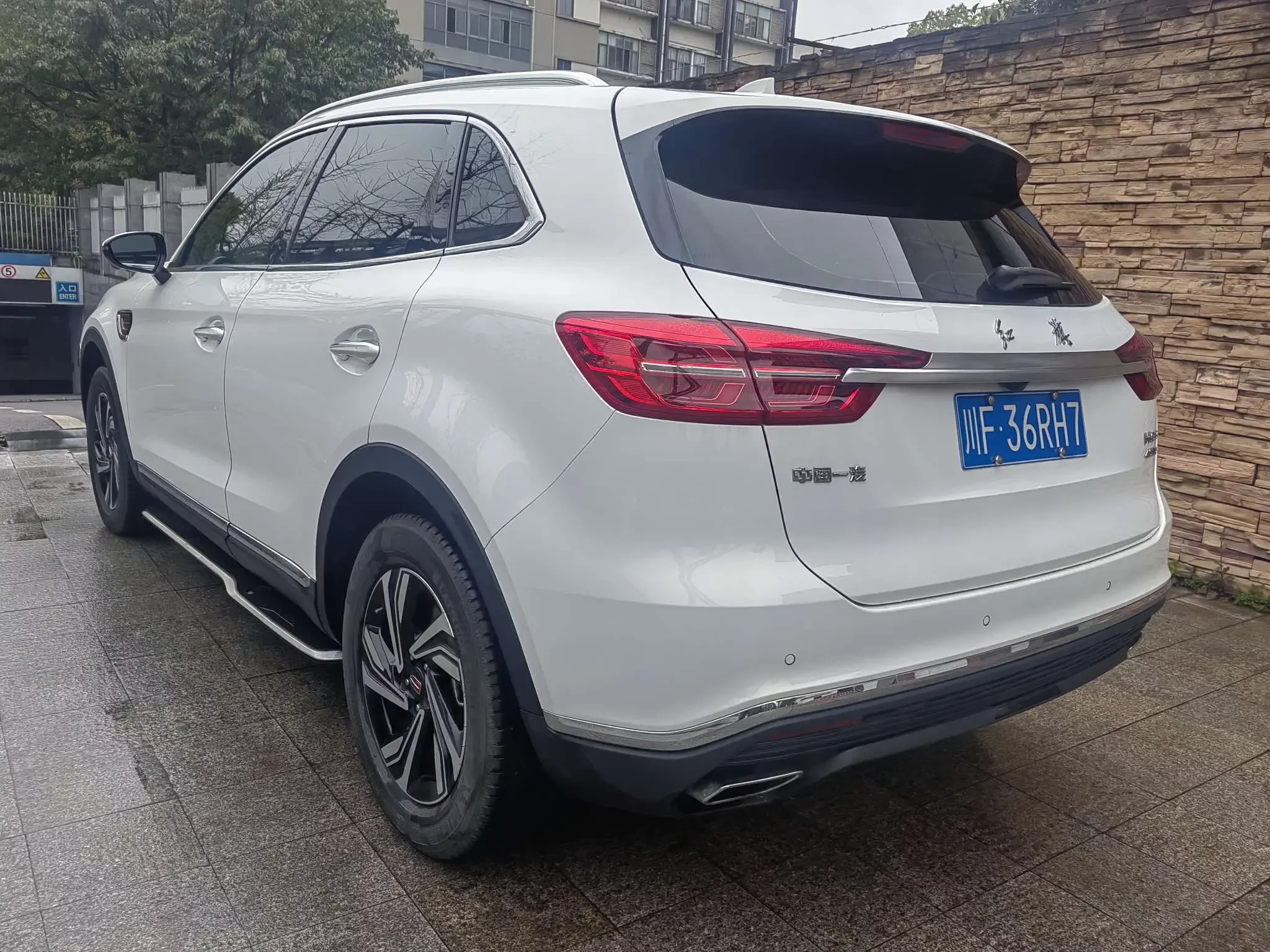 Hongqi HS5