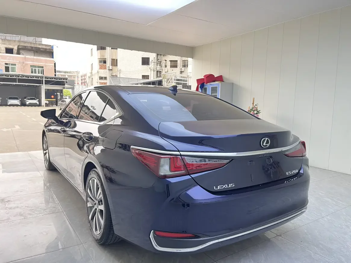 Lexus ES