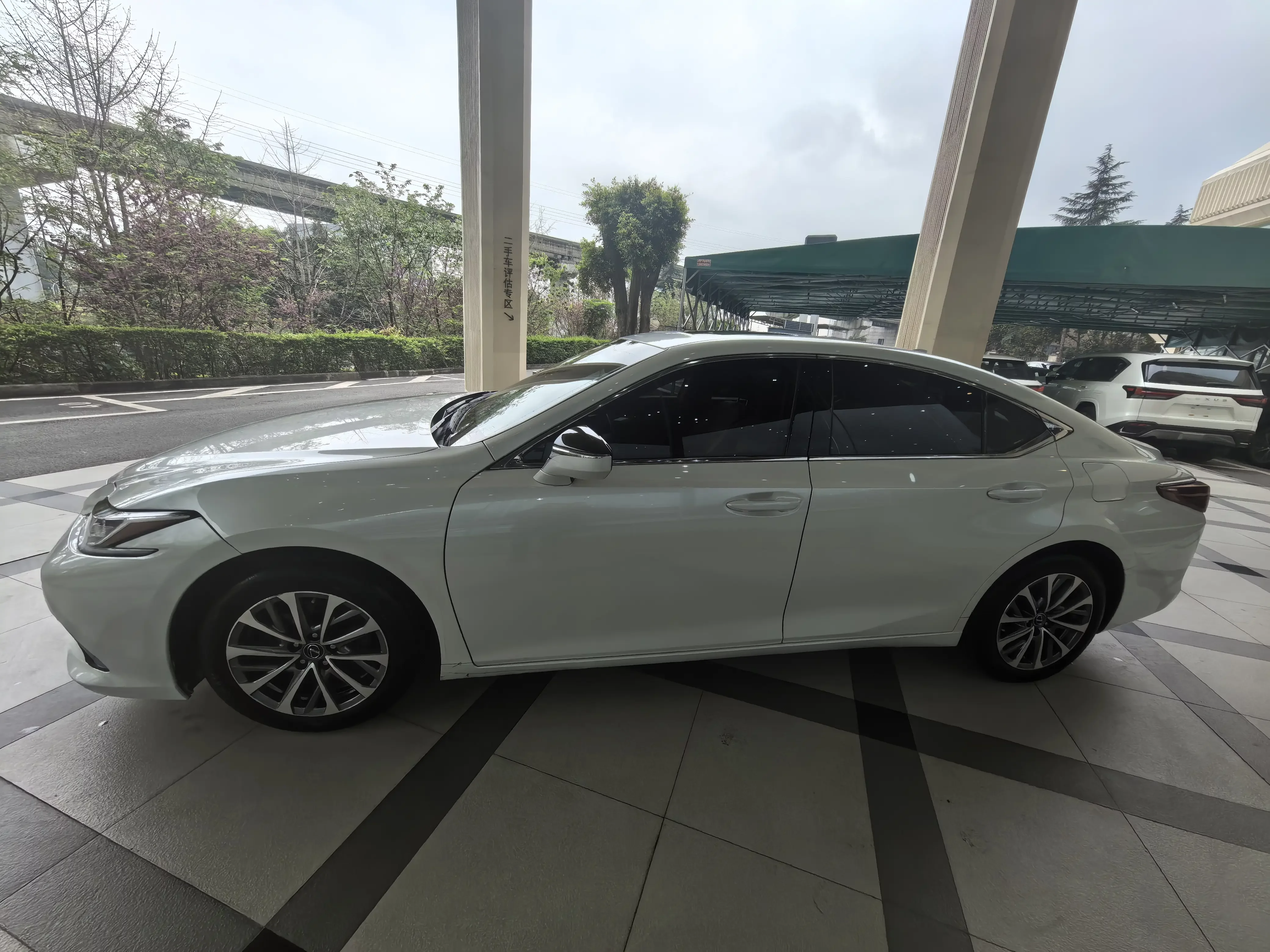Lexus ES