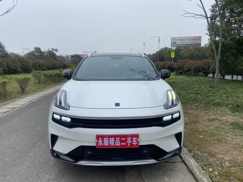 Lynk & Co 06