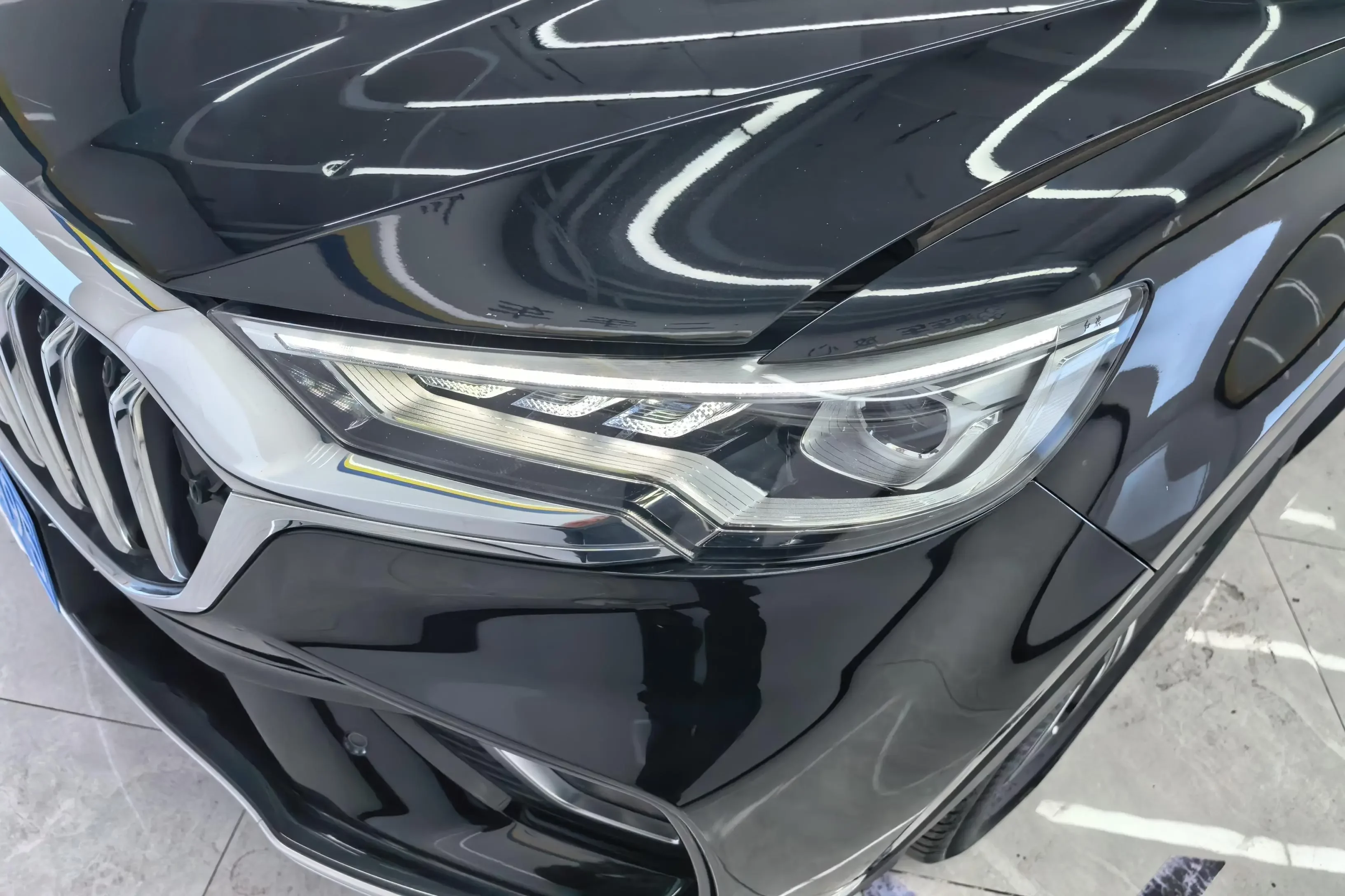 Hongqi HS5