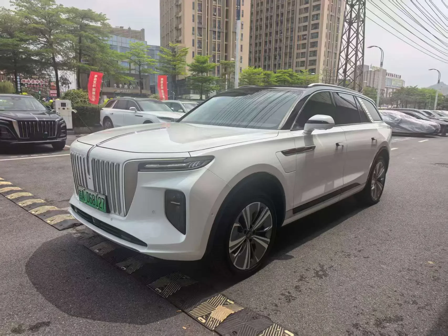 Hongqi E-HS9