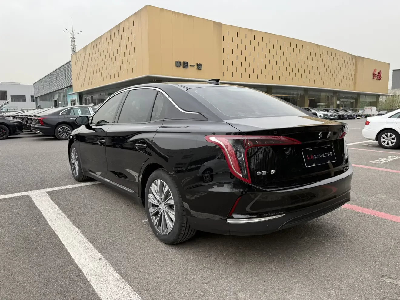 Hongqi E-QM5
