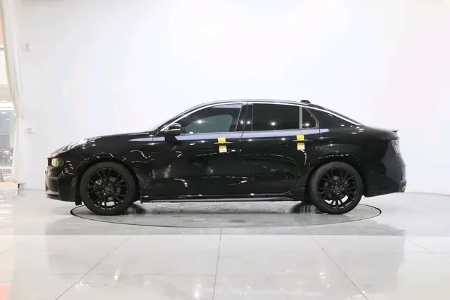 Lynk & Co 03