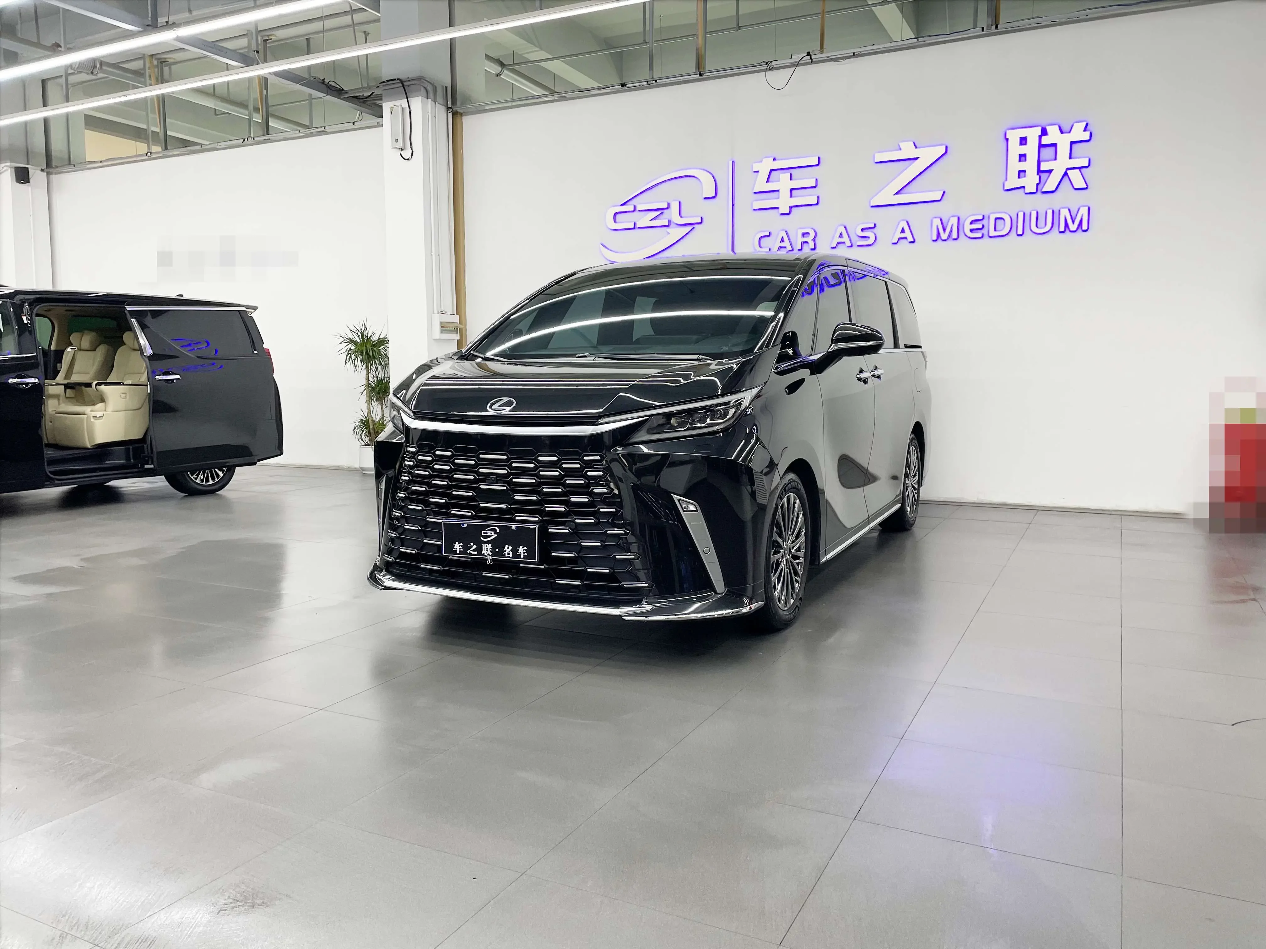 Lexus LM