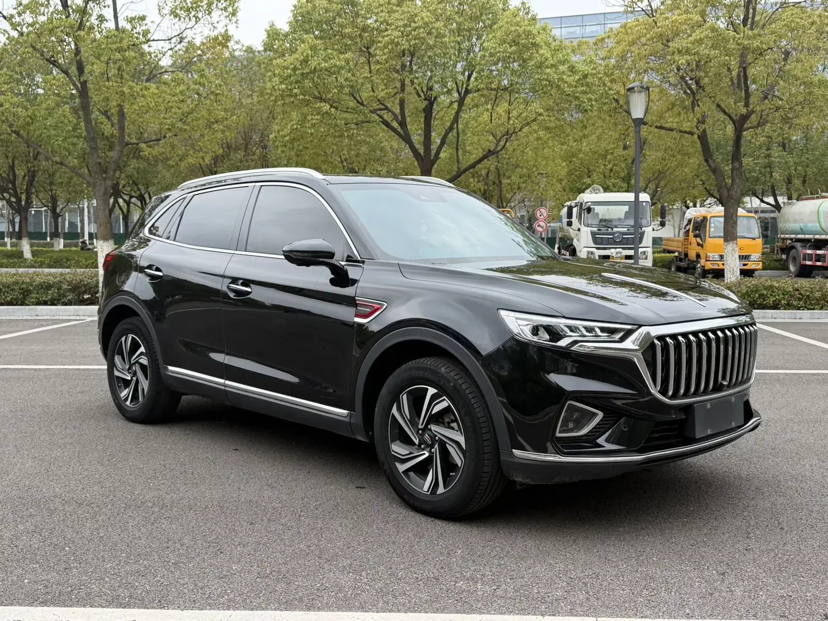 Hongqi HS5