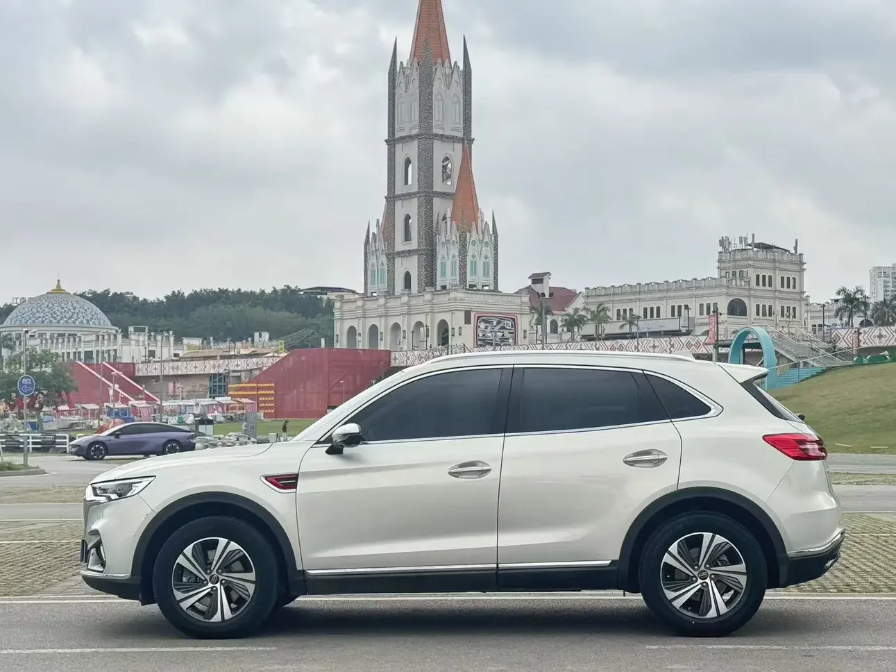 Hongqi HS5