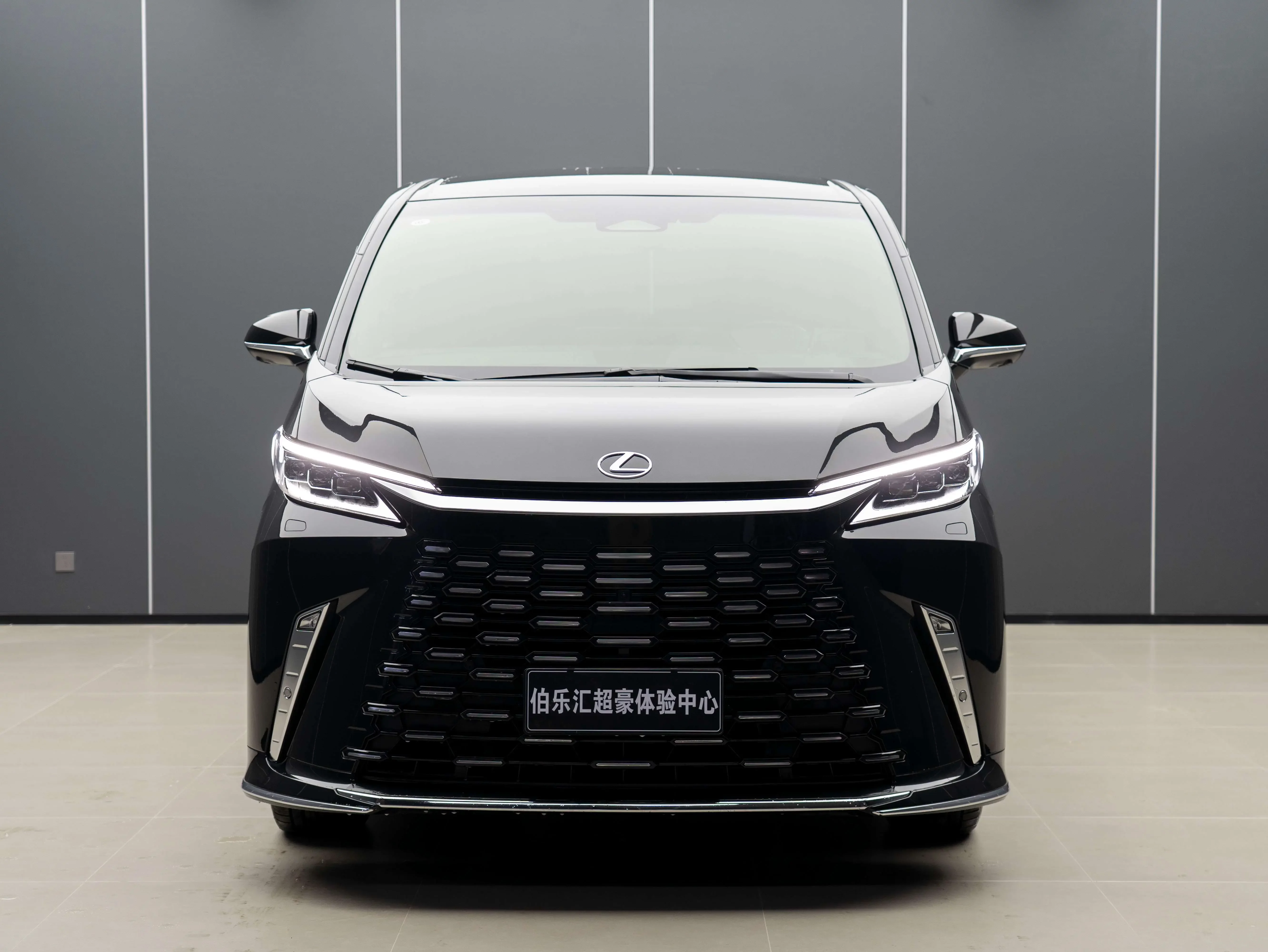 Lexus LM