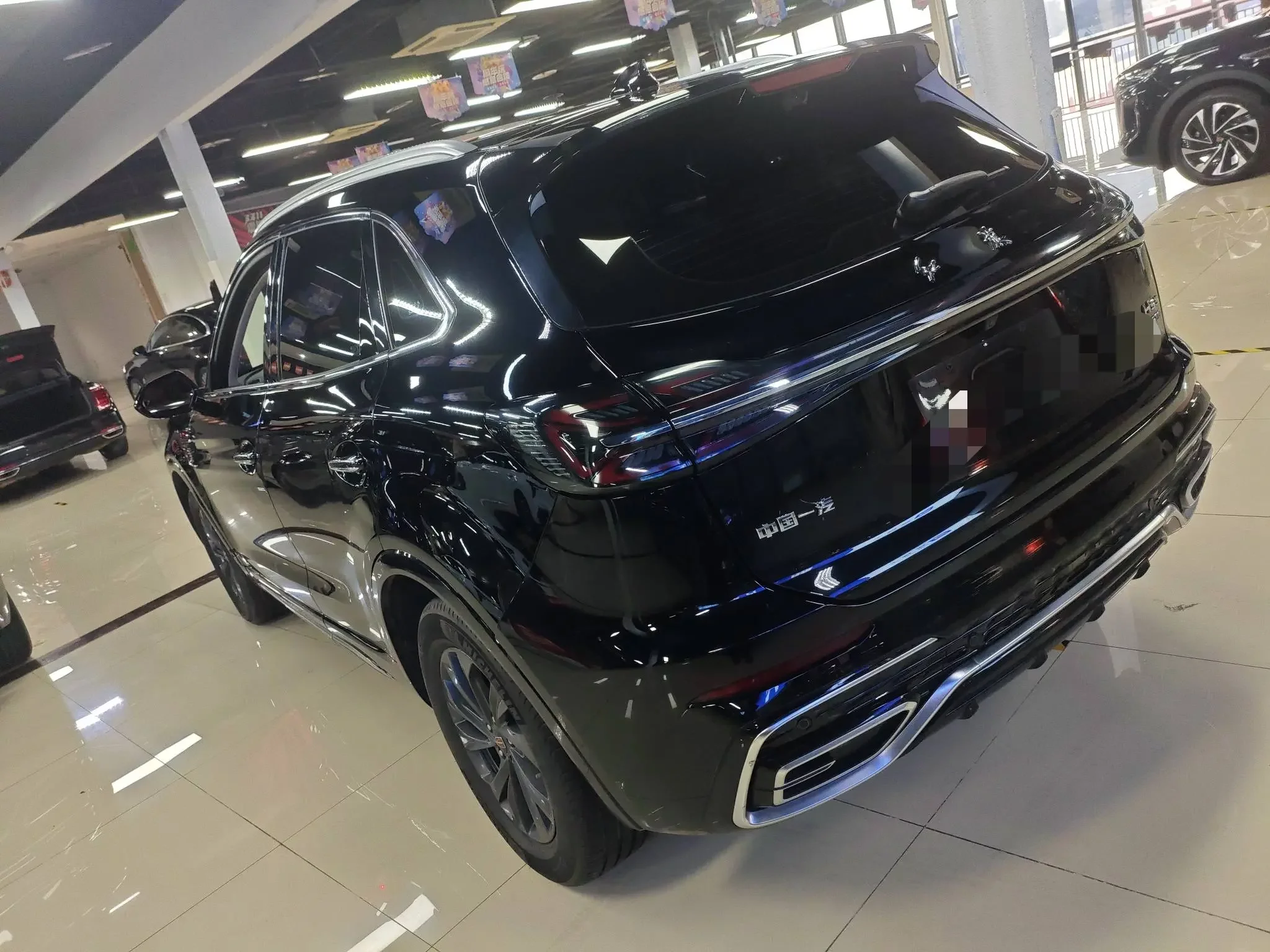 Hongqi HS5