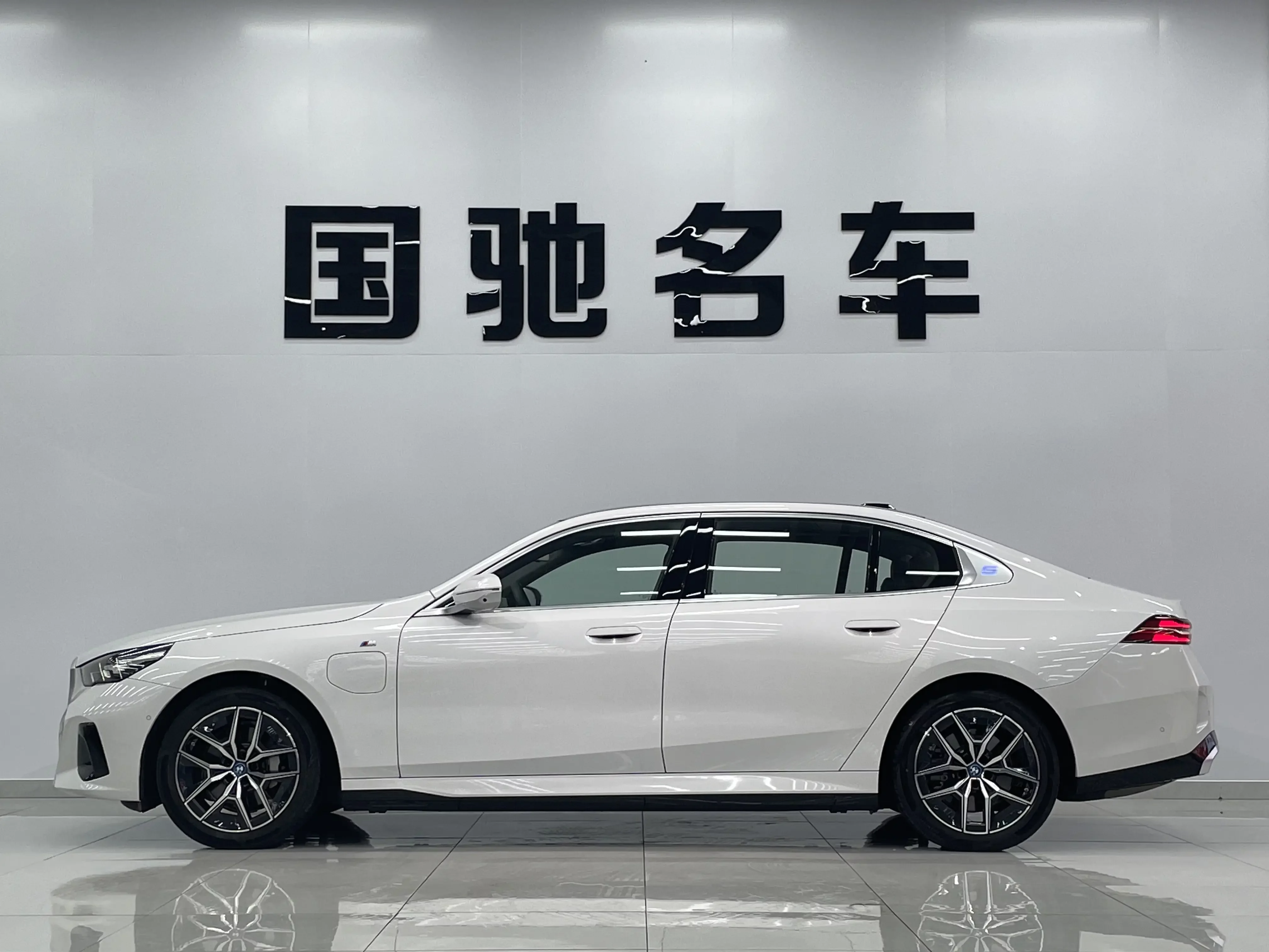 BMW i5