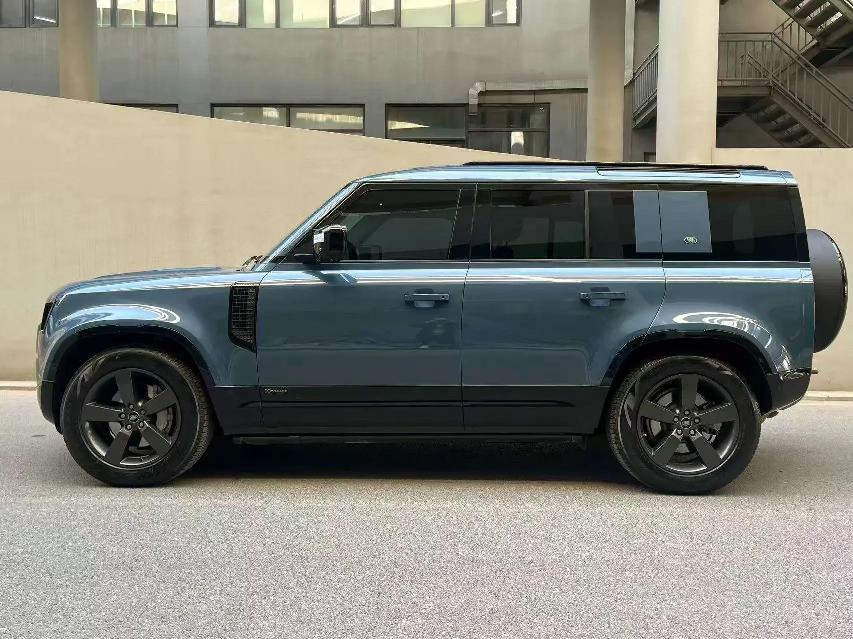 Land Rover guard
