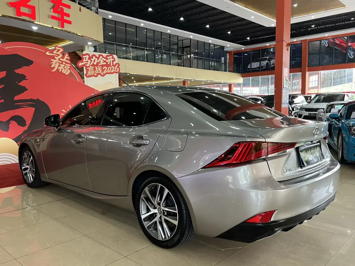 Lexus IS