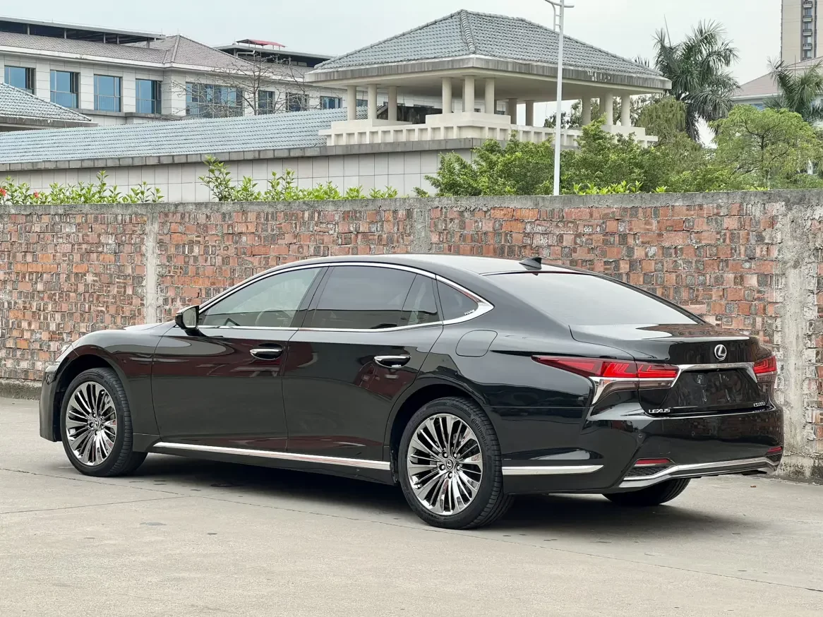 Lexus LS