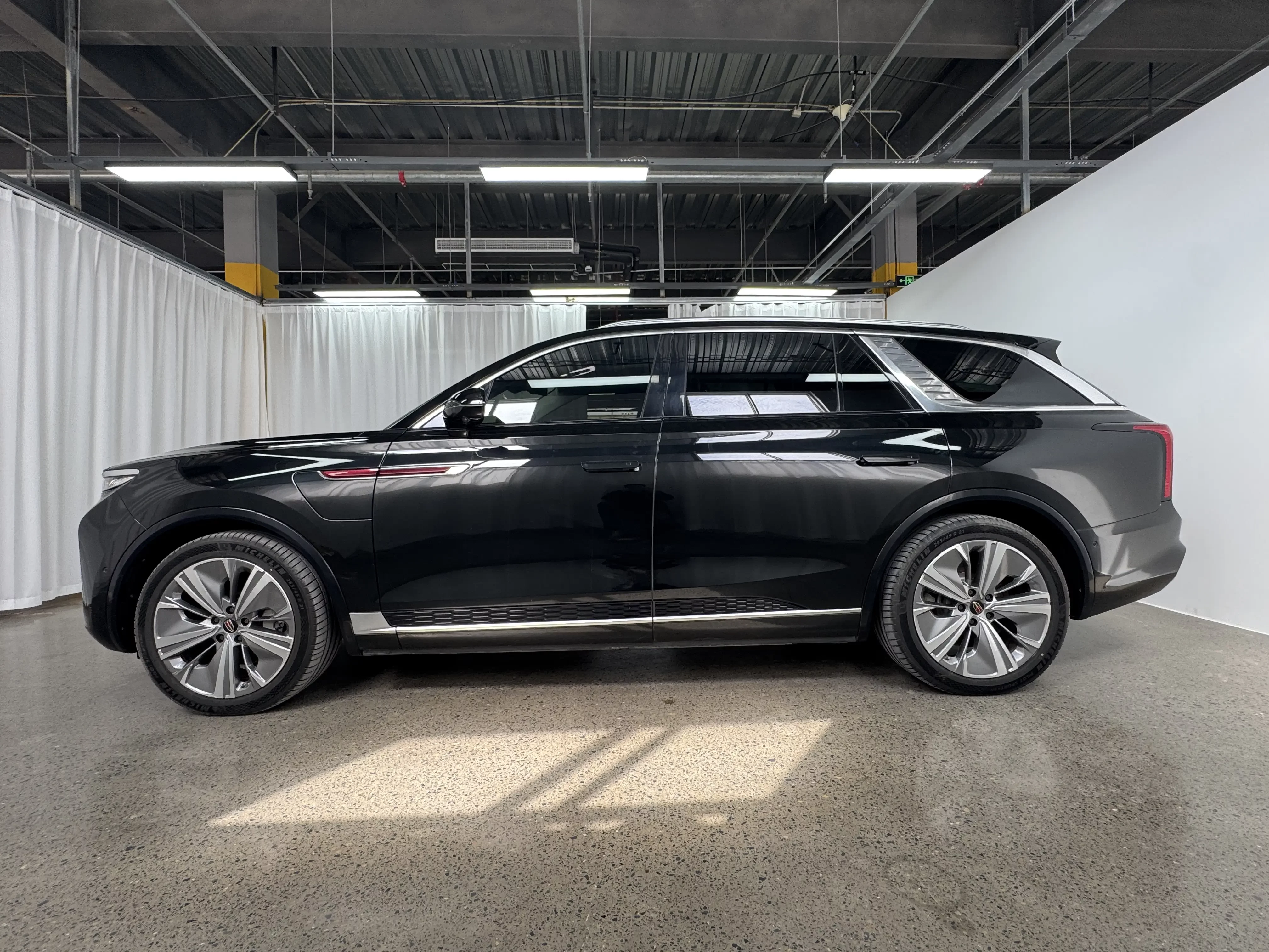 Hongqi E-HS9