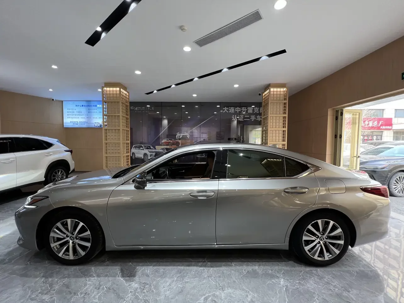 Lexus ES