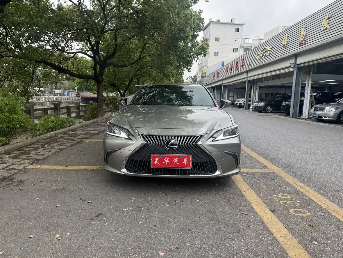 Lexus ES