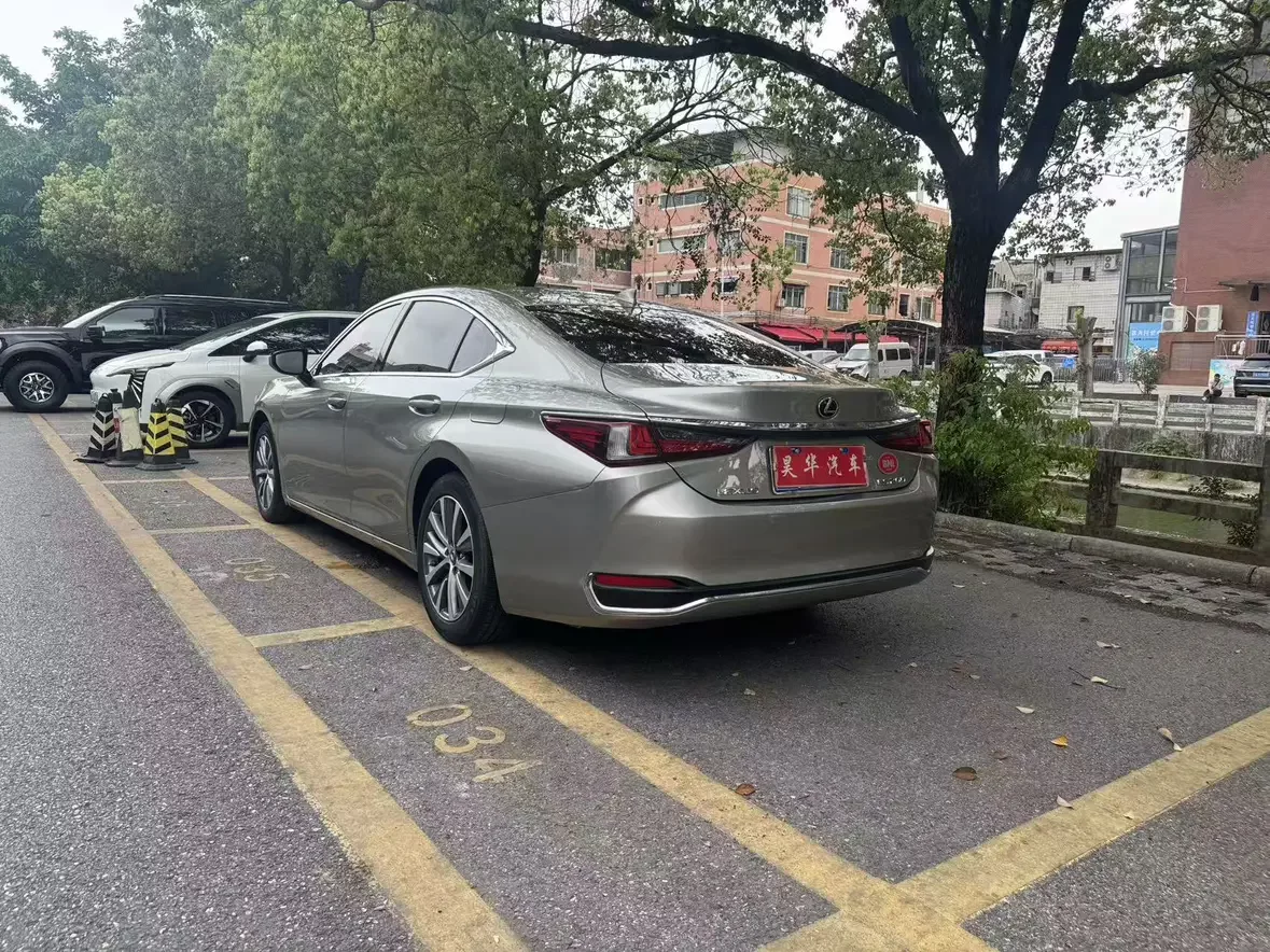 Lexus ES
