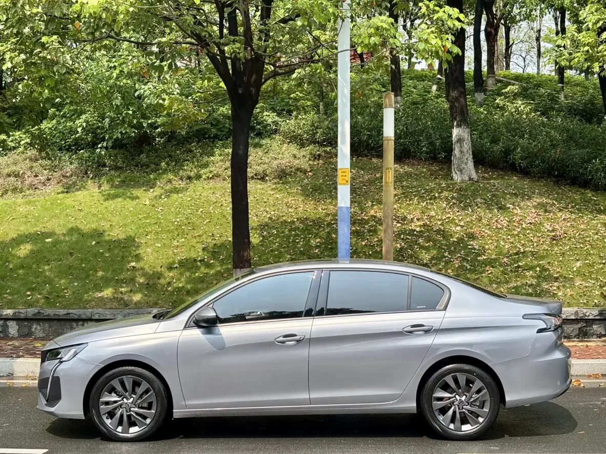 Peugeot 408