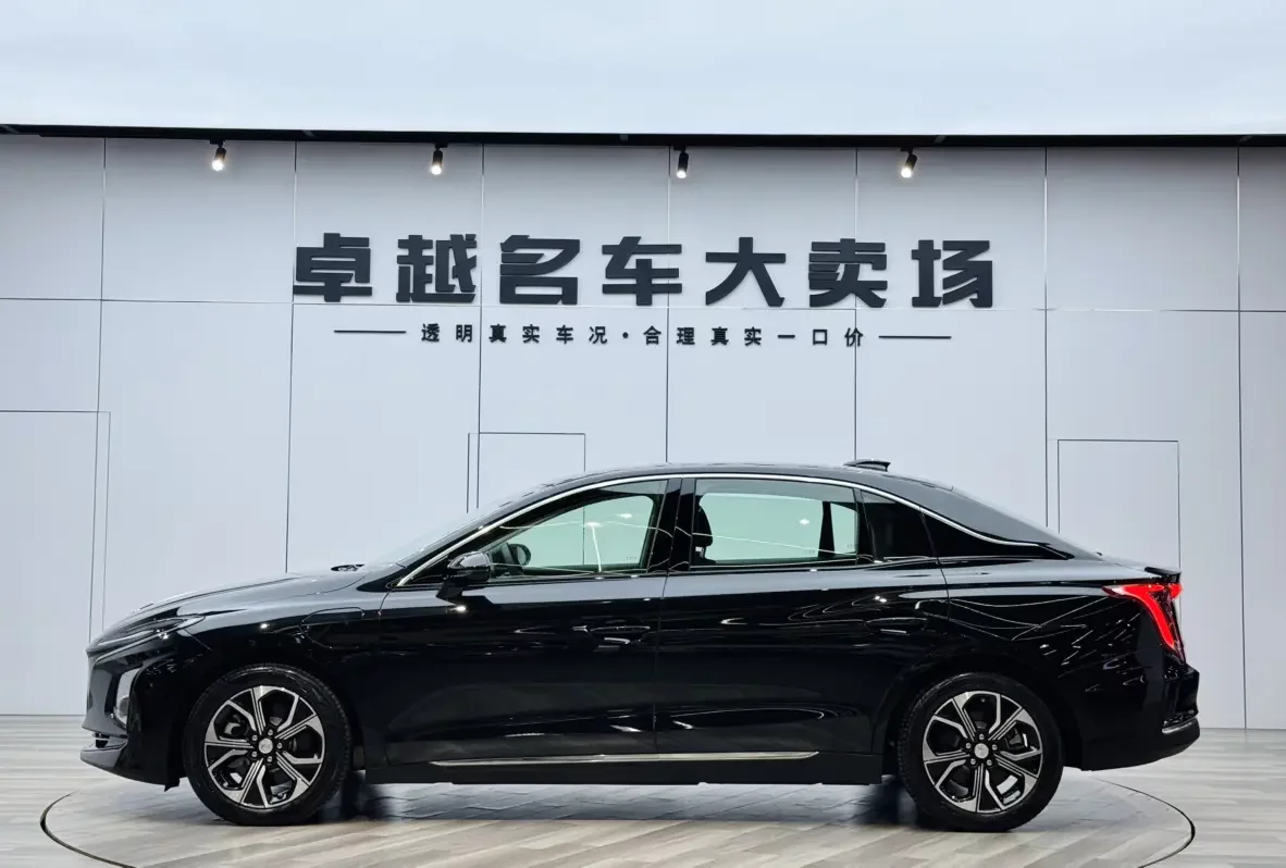 Hongqi E-QM5