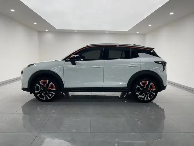 Lynk & Co 06