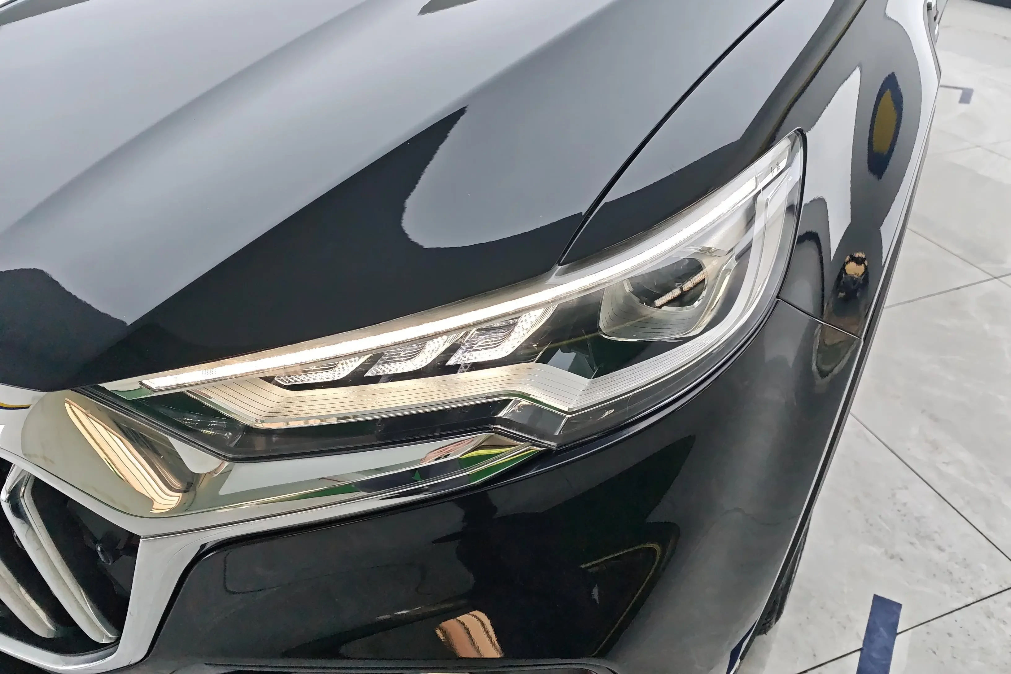 Hongqi HS5