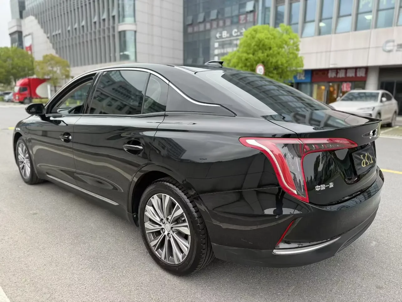 Hongqi E-QM5