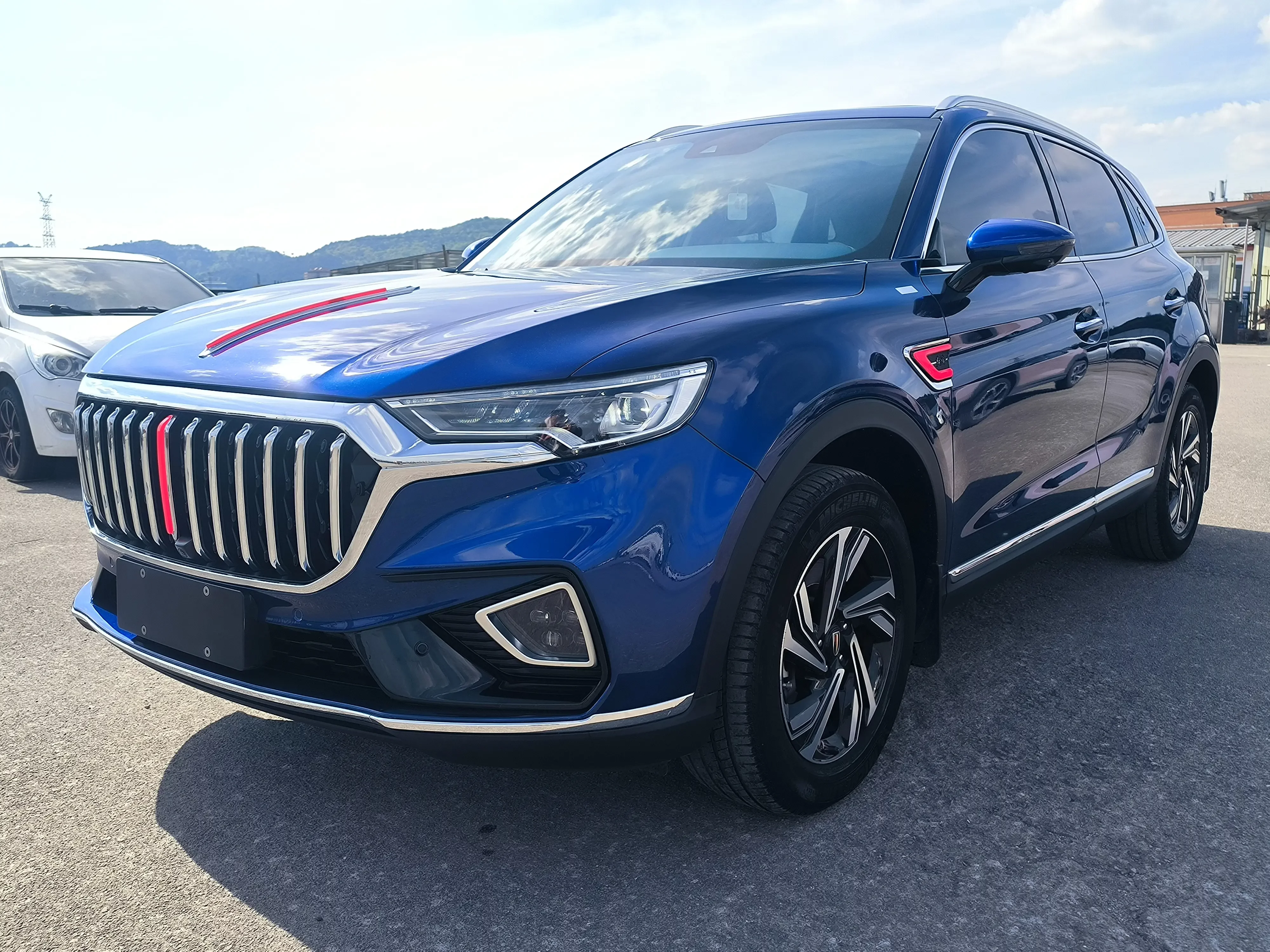 Hongqi HS5