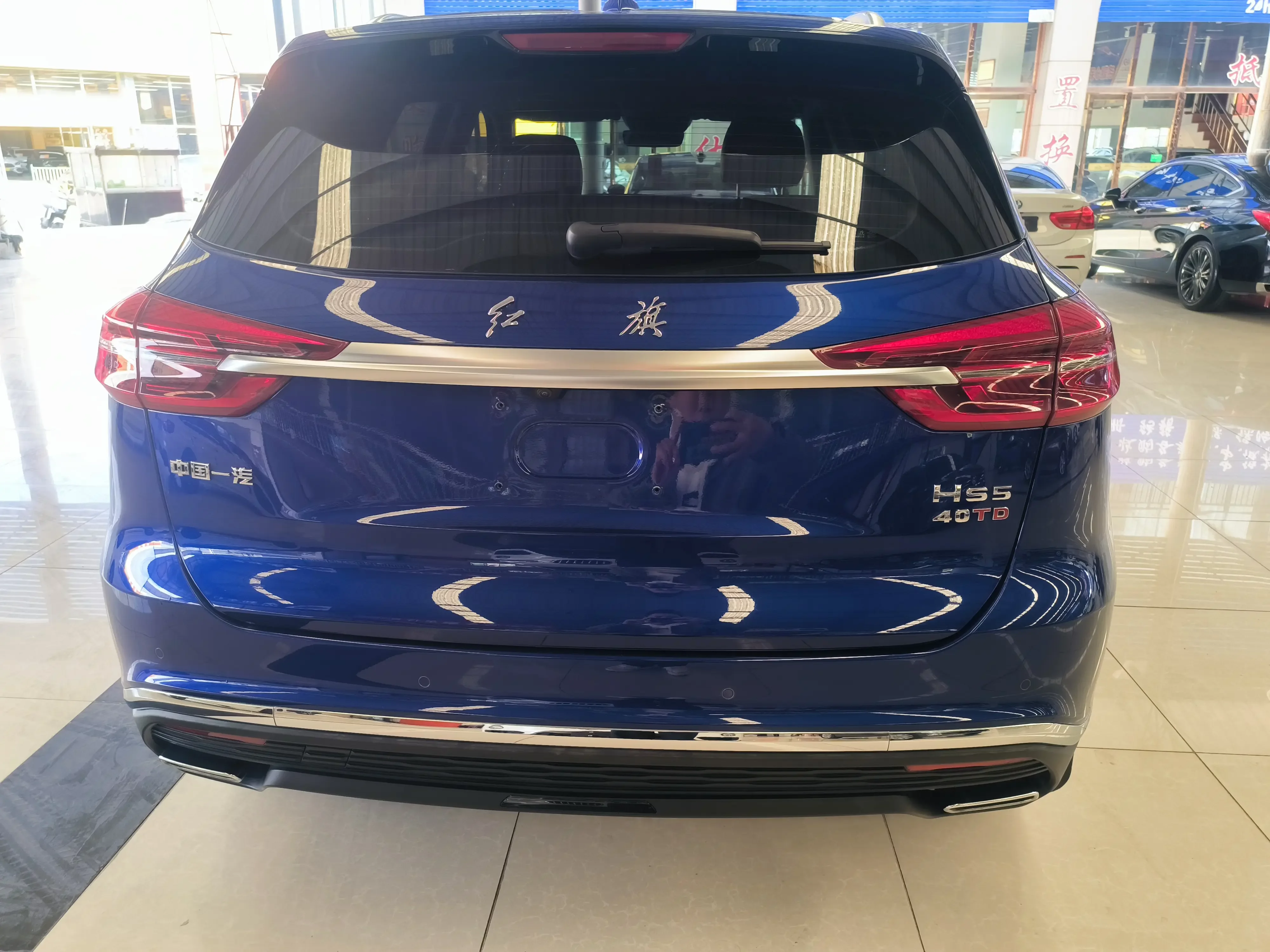 Hongqi HS5