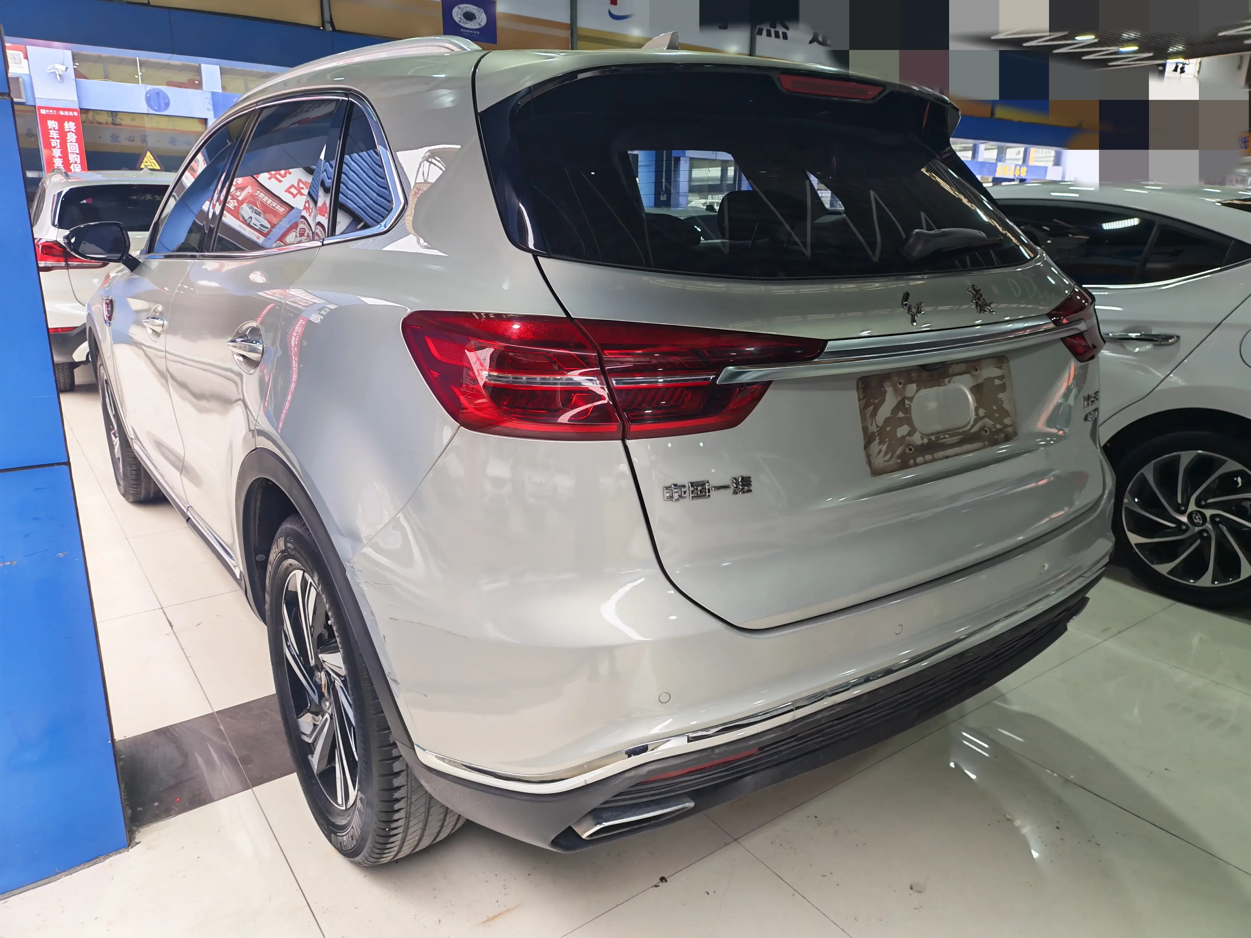 Hongqi HS5