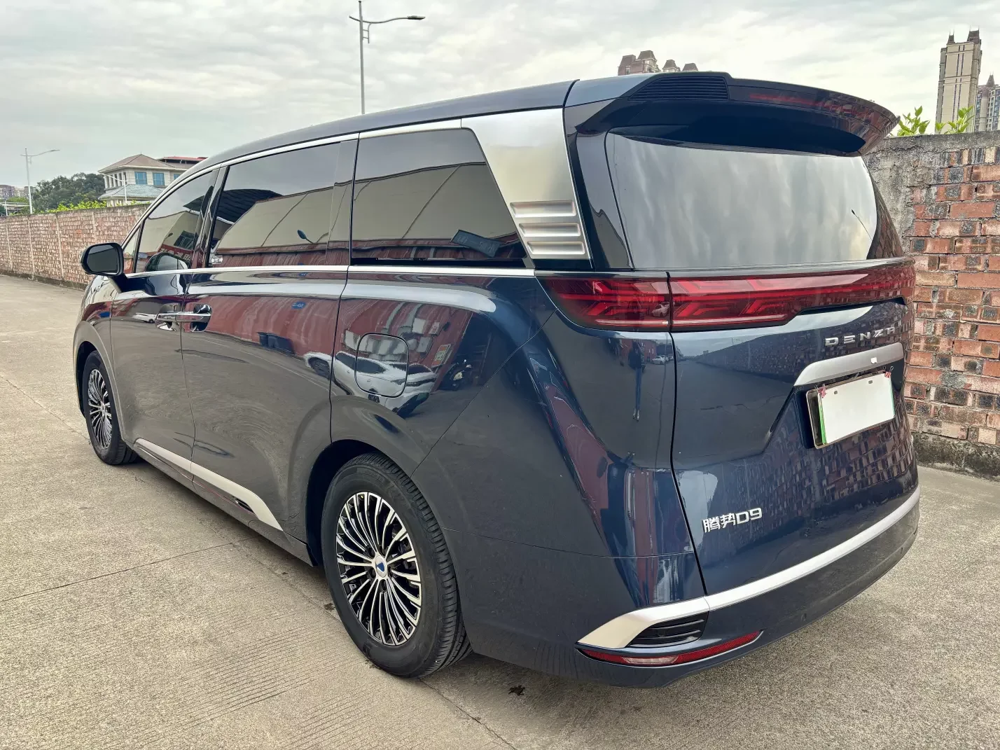 Denza D9 DM