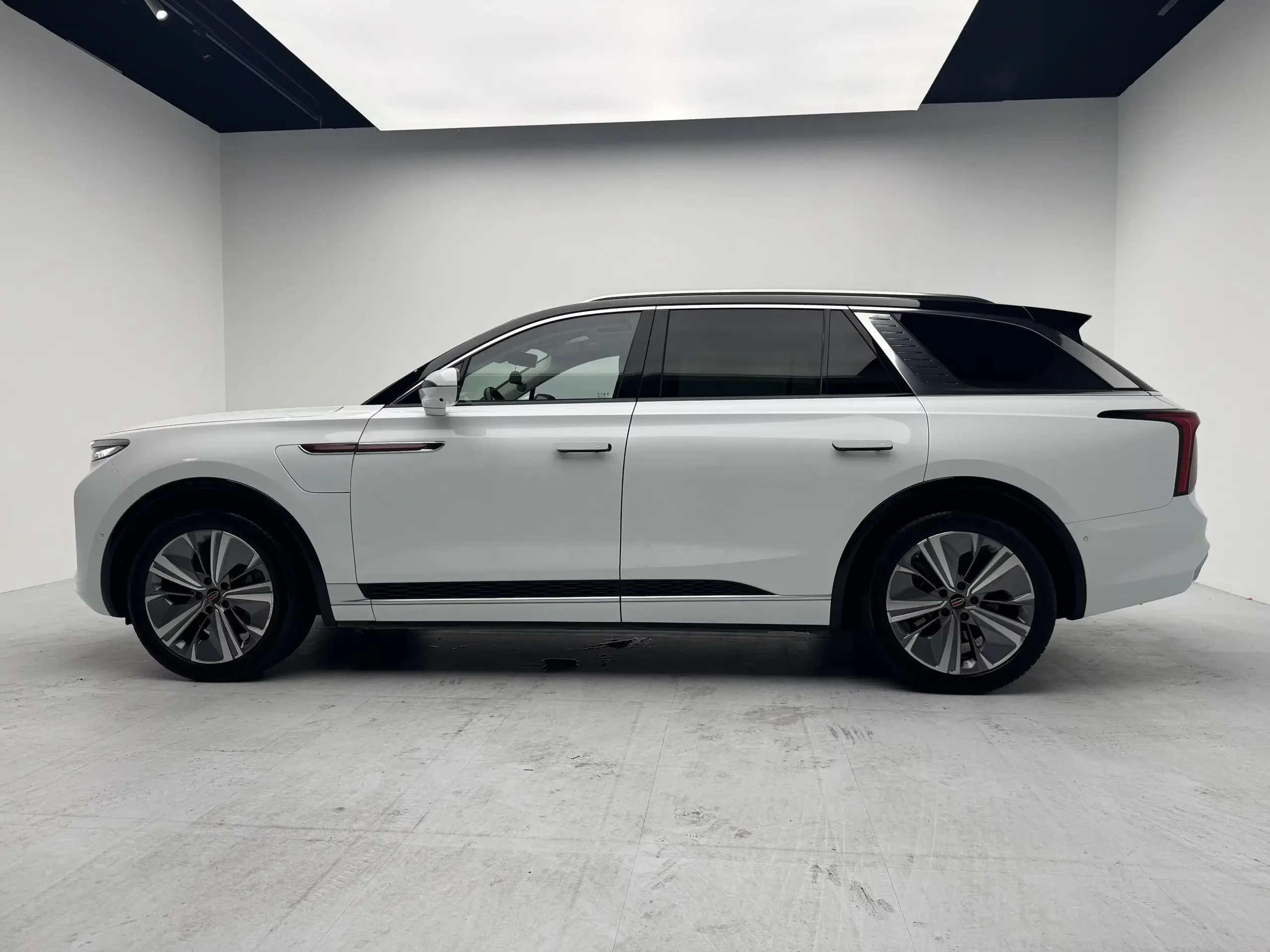 Hongqi E-HS9