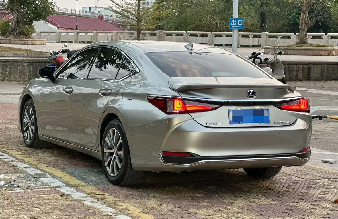 Lexus ES
