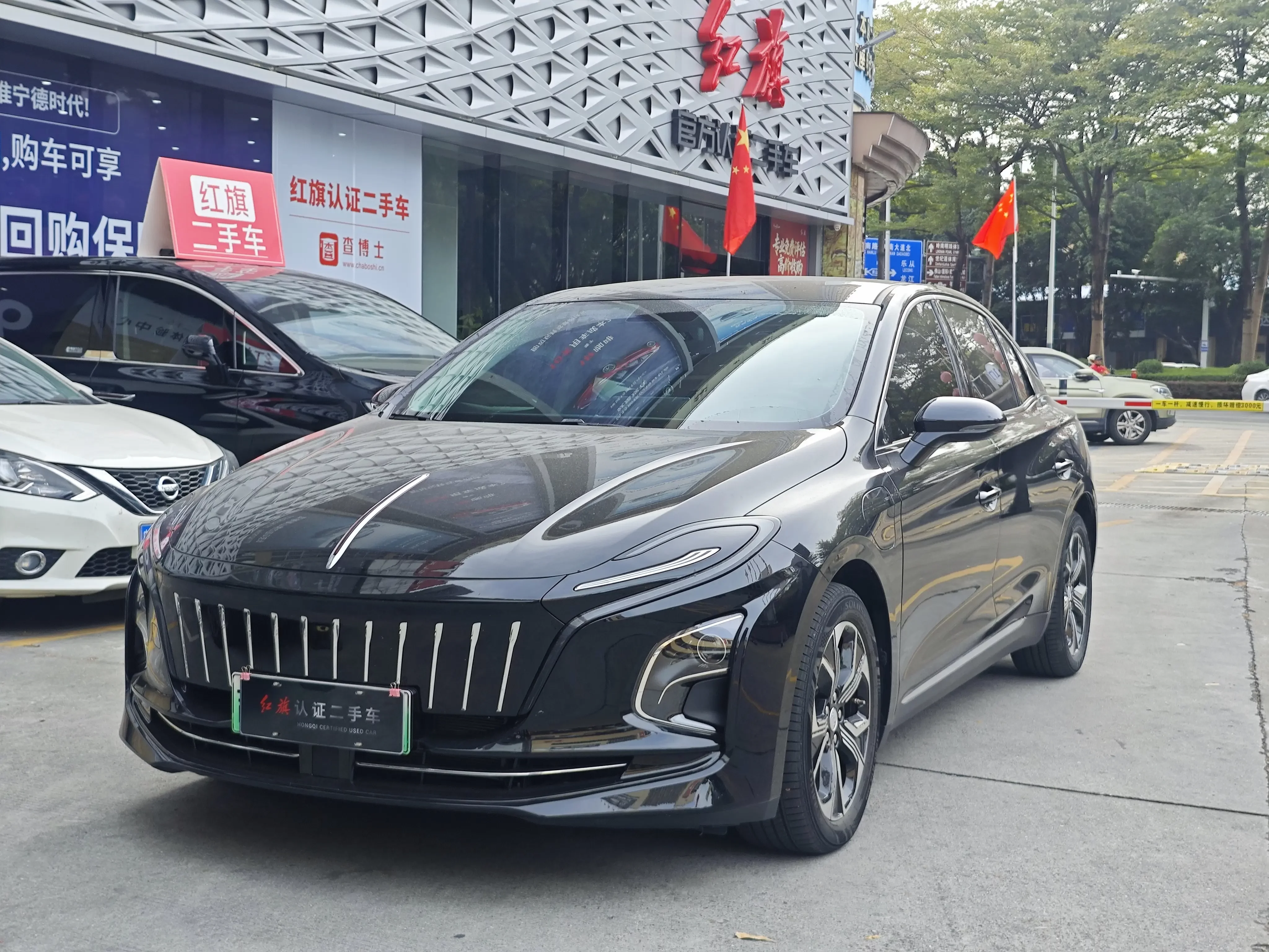 Hongqi E-QM5