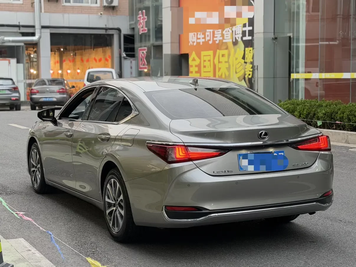 Lexus ES