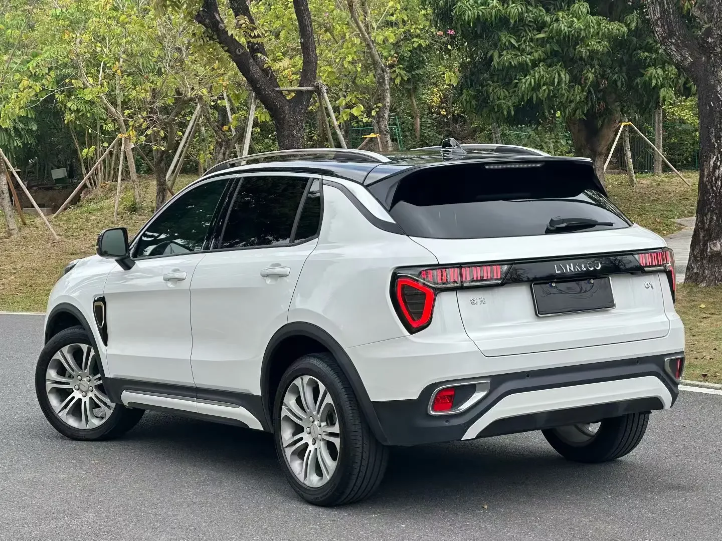 Lynk & Co 01