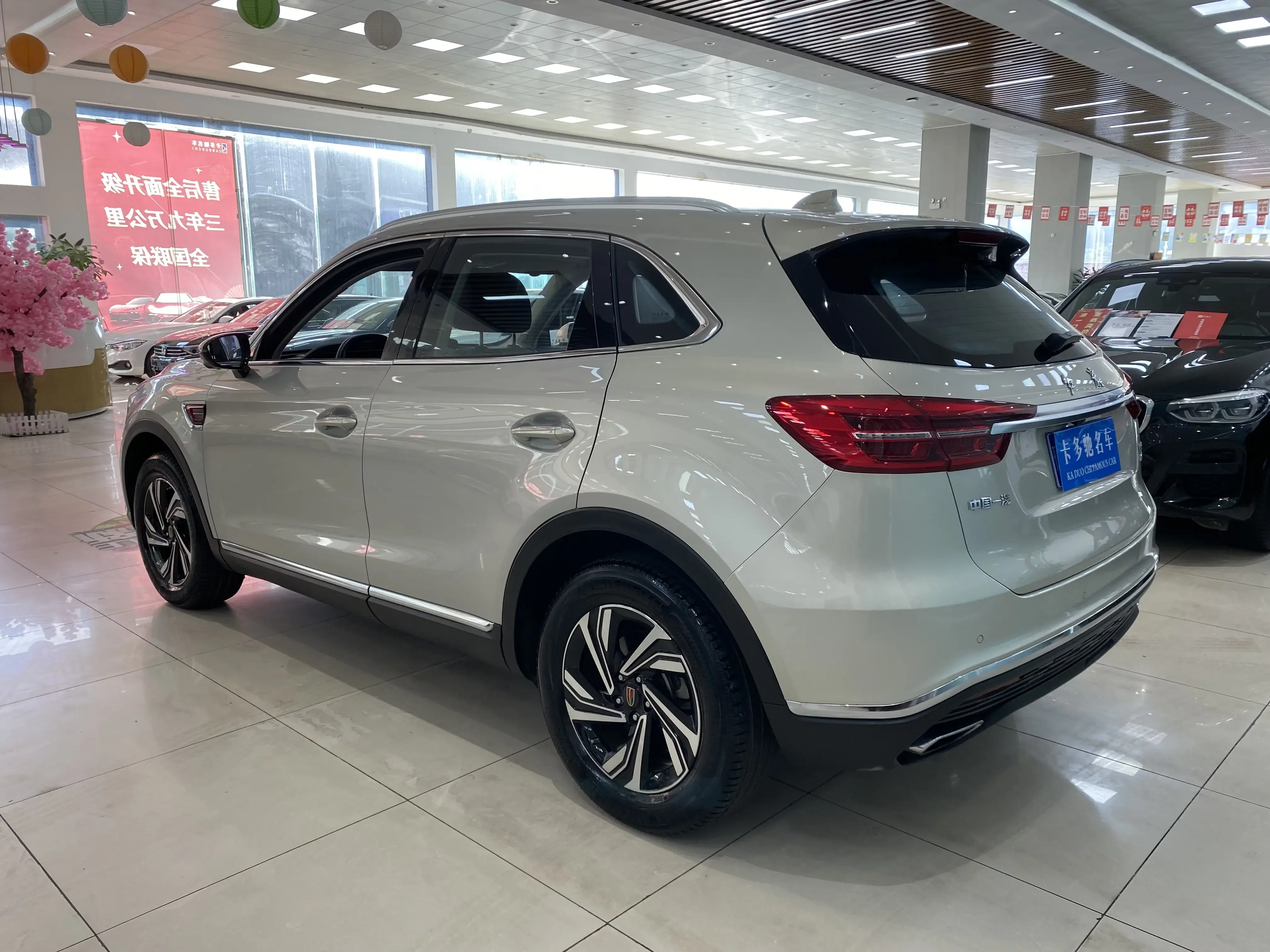 Hongqi HS5