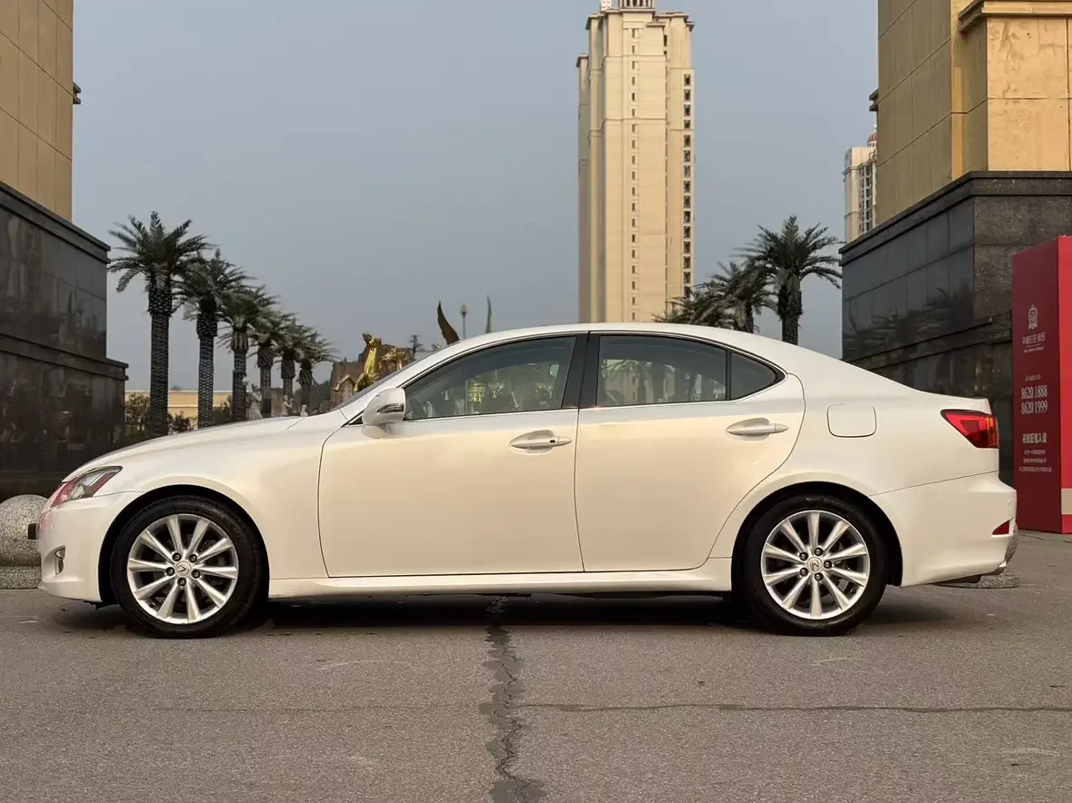 Lexus IS