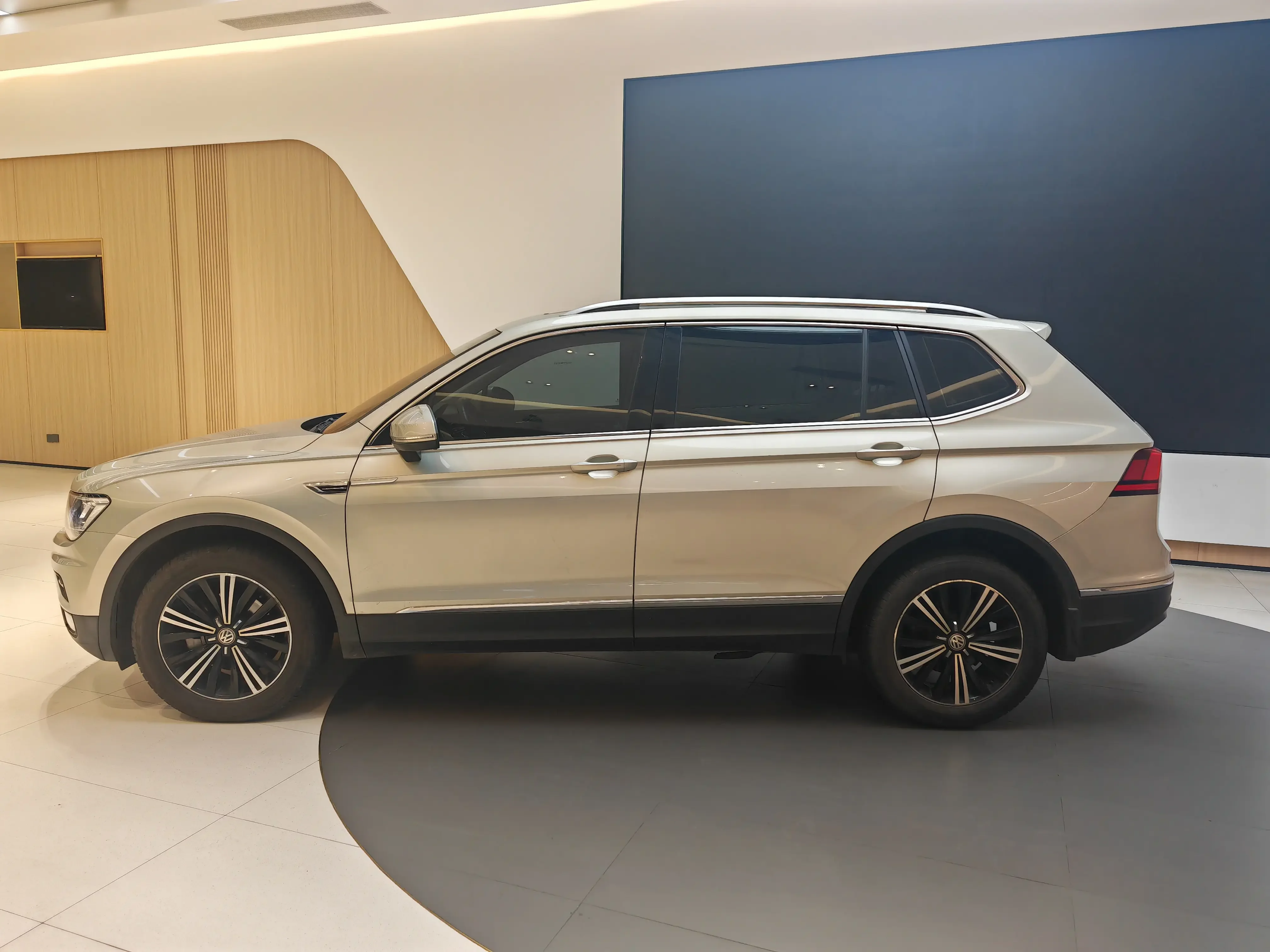 Volkswagen Tiguan L